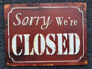 Metalen bord met prachtig geschilderde tekst: Sorry we're closed.